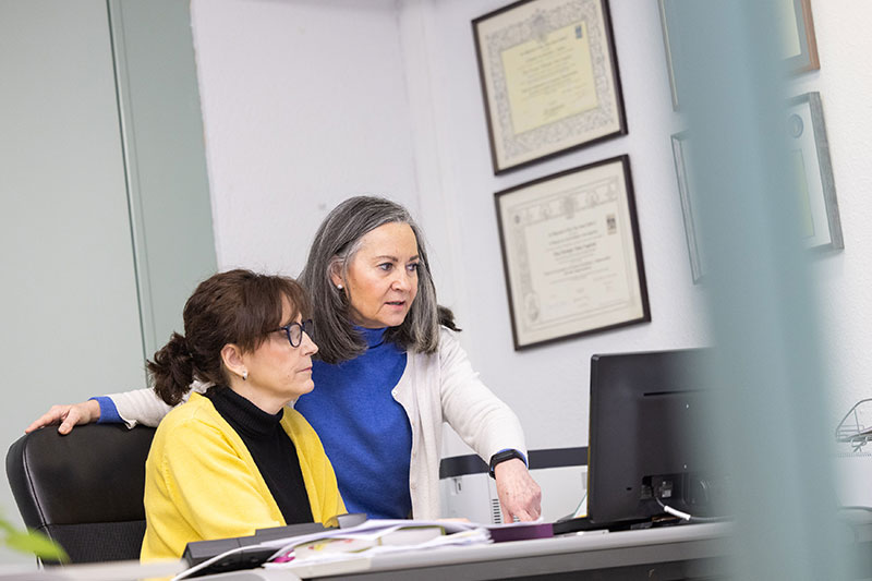 Dos mujeres viendo pantalla ordenador, imagen.